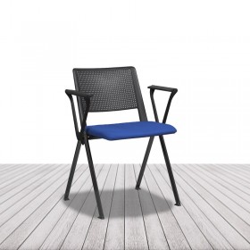 Silla Revolution de Limobel, de cuatro patas con brazos, apilable. vista 2