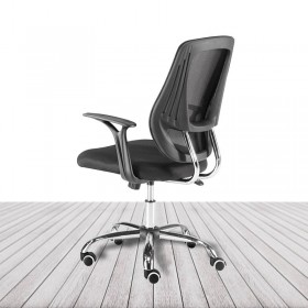 Silla Génova de Euromof, respaldo de malla negra y  base cromada. vista 3