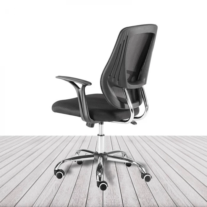 Silla Génova de Euromof, respaldo de malla negra y  base cromada. vista 3